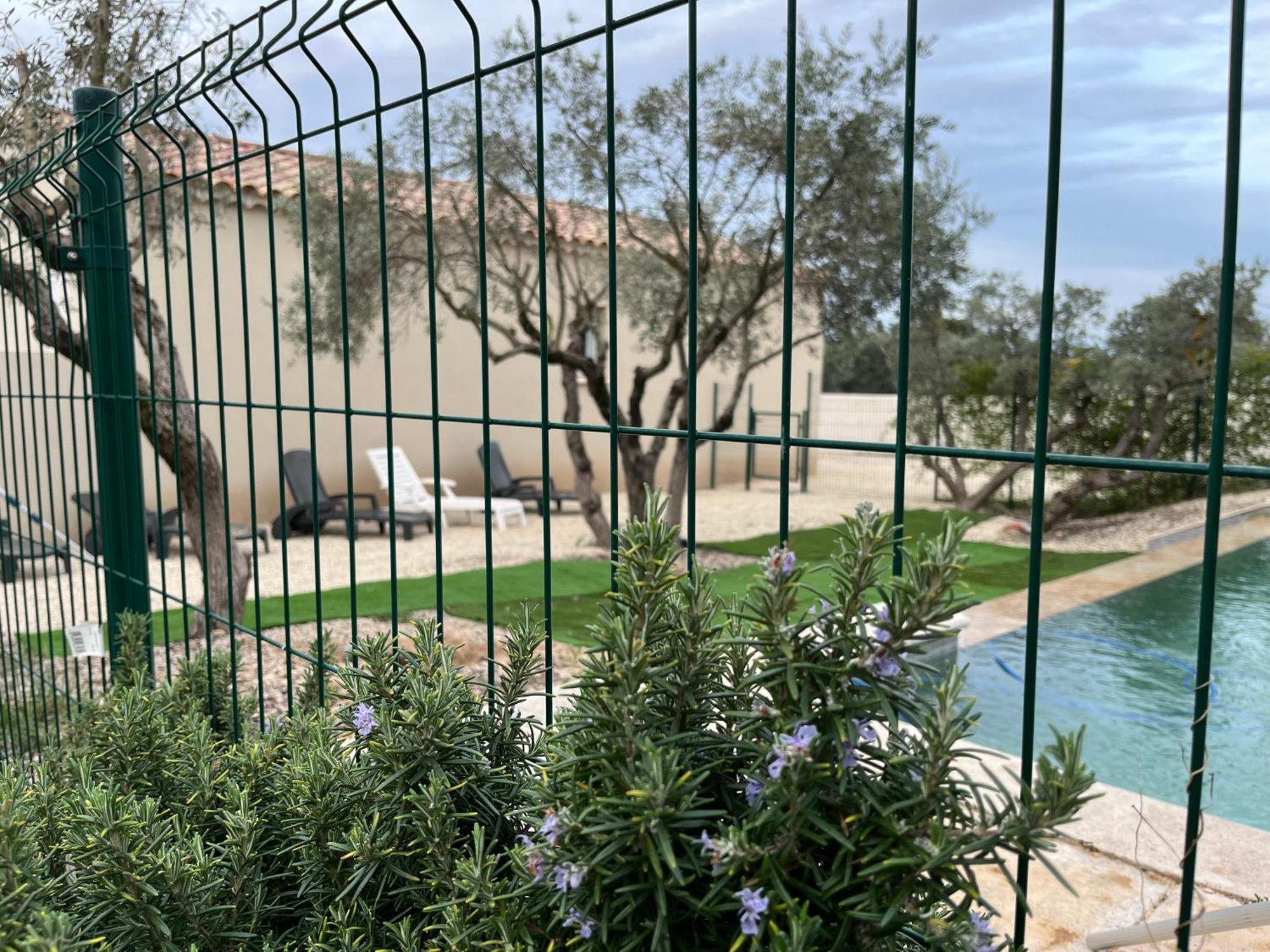 Chez Nous Hotel Mérindol Buitenkant foto