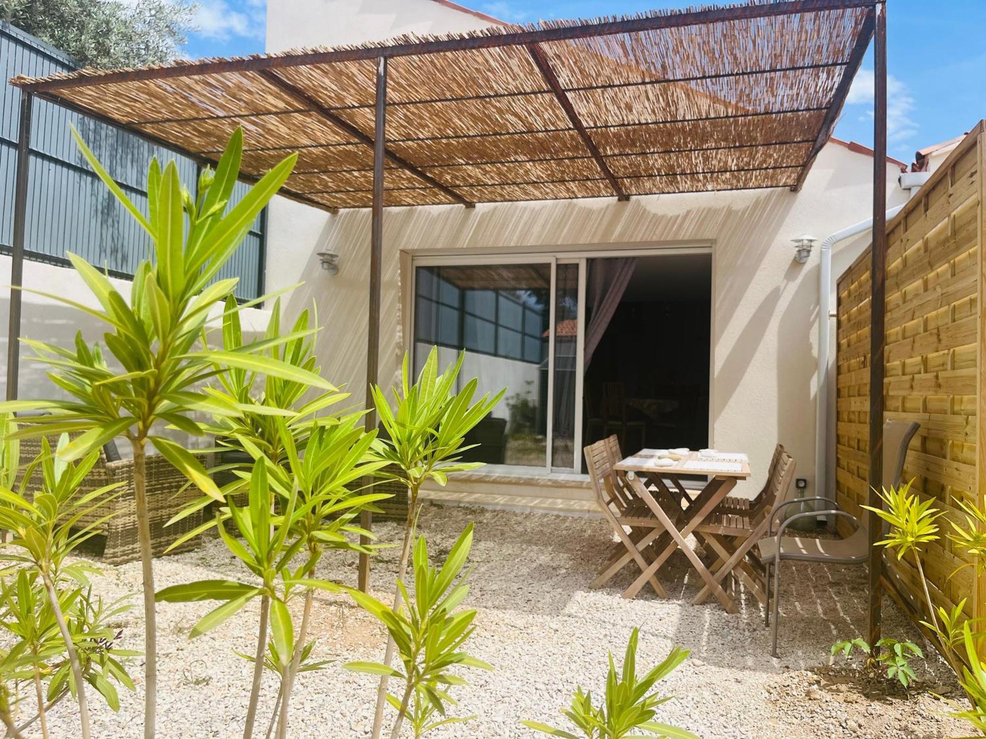 Chez Nous Hotel Mérindol Buitenkant foto